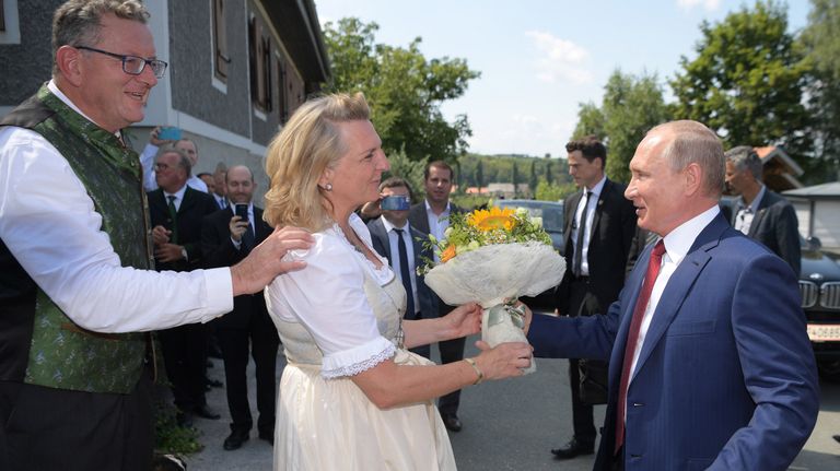 Президент РФ Владимир Путин дарит цветы министру иностранных дел Австрии Карин Кнайсль на ее свадьбе с финансистом Вольфгангом Майлингером Президент РФ Владимир Путин дарит цветы министру иностранных дел Австрии Карин Кнайсль на ее свадьбе с финансистом Вольфгангом Майлингером