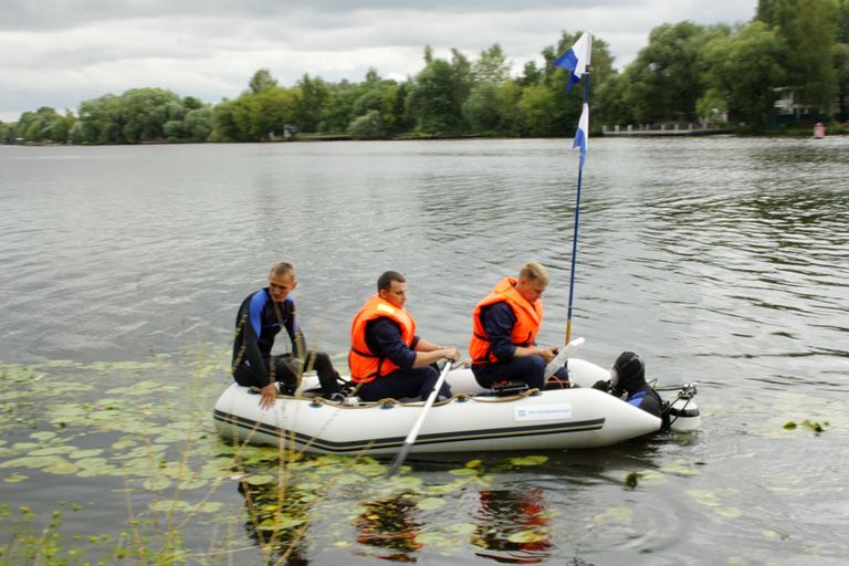 Водолазы в акватории Москвы-реки