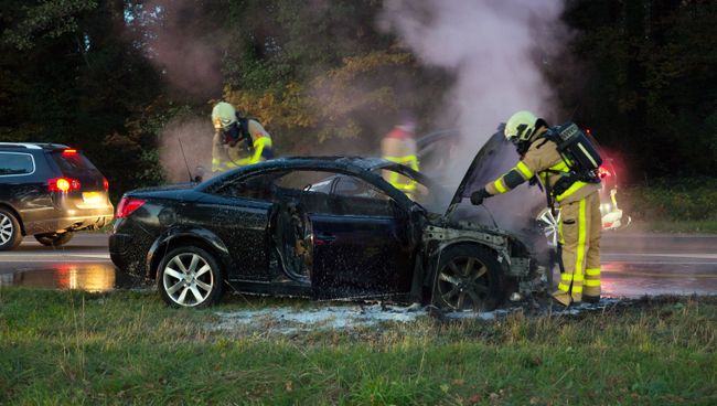 Пожарные тушат автомобиль Пожарные тушат автомобиль