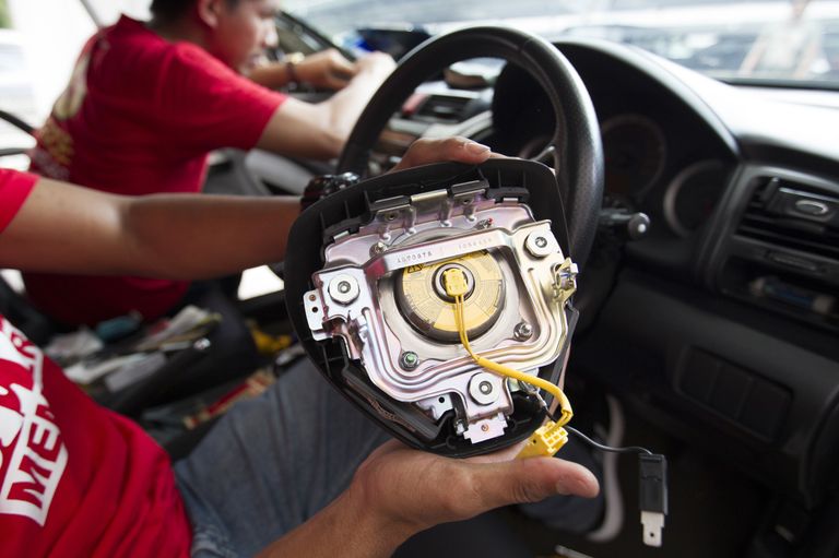 Сотрудники компании Honda меняют несправную подушку безопасности Takata Сотрудники компании Honda меняют несправную подушку безопасности Takata