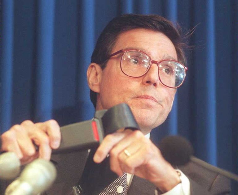 Министр транспорта США Федерико Пена демонстрирует ремень безопасности, сделанный японской корпорацией Takata во время пресс-конференции в Вашингтоне. 23 мая 1995 года Министр транспорта США Федерико Пена демонстрирует ремень безопасности, сделанный японской корпорацией Takata во время пресс-конференции в Вашингтоне. 23 мая 1995 года