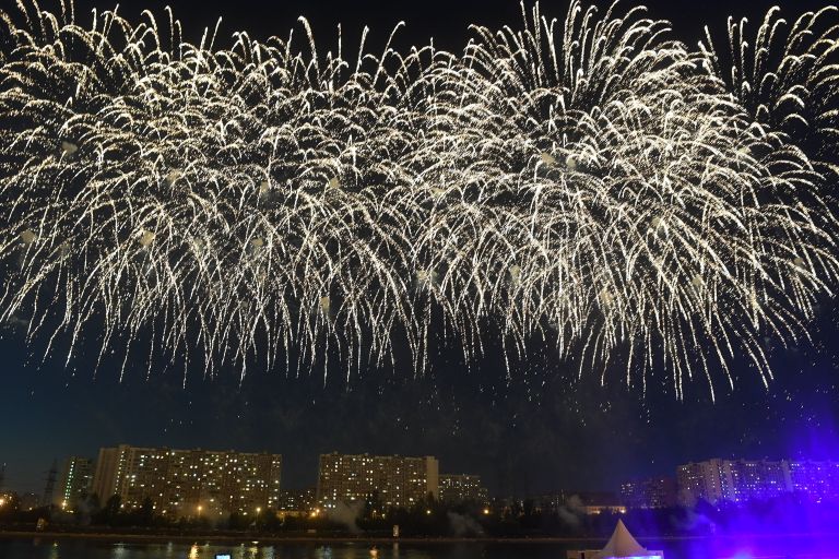 Салют на международном фестивале фейерверков Ростех в Братеевском каскадном парке в Москве