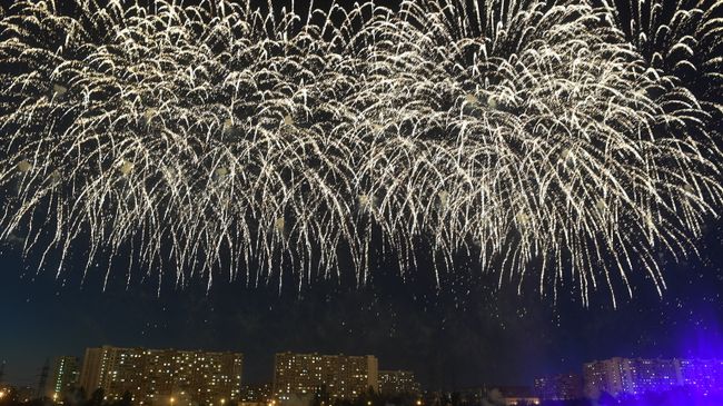 Салют на международном фестивале фейерверков Ростех в Братеевском каскадном парке в Москве Салют на международном фестивале фейерверков Ростех в Братеевском каскадном парке в Москве