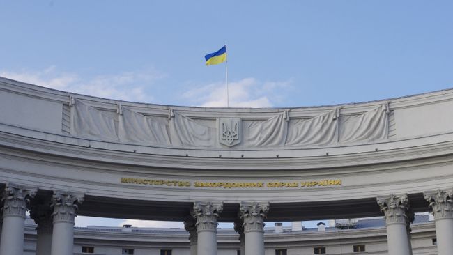 Государственный флаг на здании Министерства иностранных дел Украины в Киеве Государственный флаг на здании Министерства иностранных дел Украины в Киеве