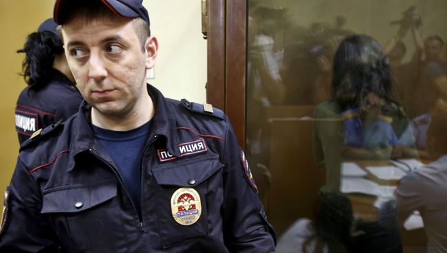 Задержанная по обвинению в убийстве отца 19-летняя Кристина Хачатурян в Останкинском суде. Архивное фото Задержанная по обвинению в убийстве отца 19-летняя Кристина Хачатурян в Останкинском суде. Архивное фото
