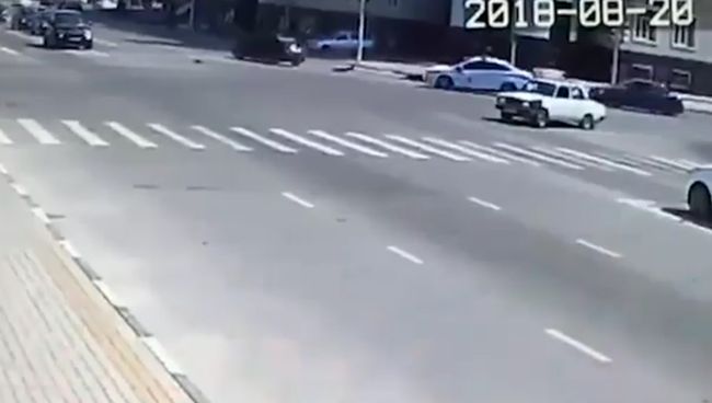 Нападение на полицейских в Чечне, стоп-кадр записи камеры видеонаблюдения. 20 августа 2018 Нападение на полицейских в Чечне, стоп-кадр записи камеры видеонаблюдения. 20 августа 2018
