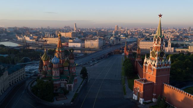 Московский Кремль и храм Василия Блаженного. Архивное фото Московский Кремль и храм Василия Блаженного. Архивное фото