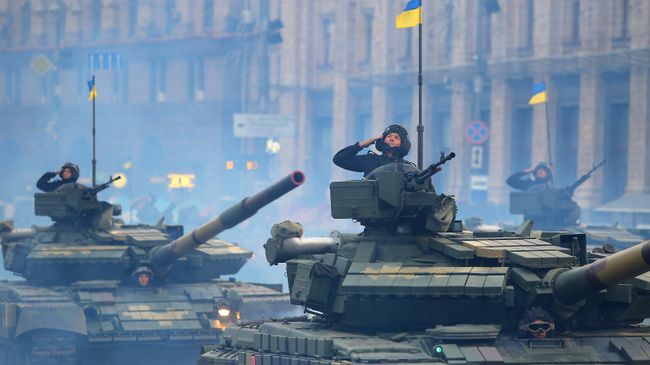 Танки Т-72 на репетиции военного парада в честь 27-ой годовщины Независимости Украины в центре Киева. Архивное фото