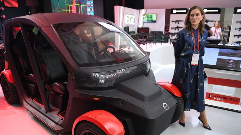 Электрический автомобиль на презентации новых разработок концерна Калашников в рамках IV Международного военно-технического форума Армия-2018 в КВЦ Патриот
