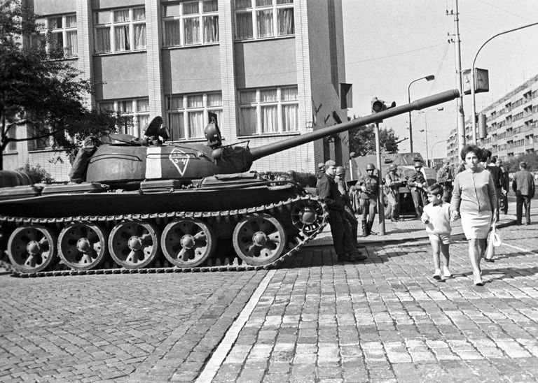 Советский танк на одной из улиц Праги в августе 1968 года Советский танк на одной из улиц Праги в августе 1968 года