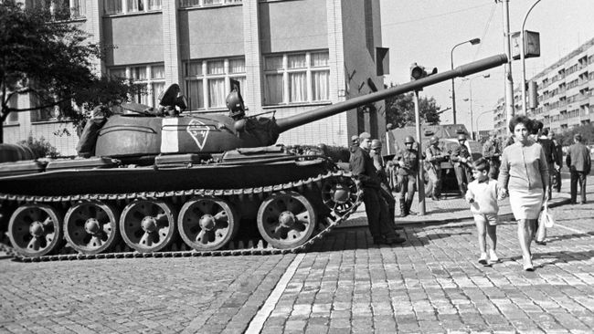 Советский танк на одной из улиц Праги в августе 1968 года Советский танк на одной из улиц Праги в августе 1968 года