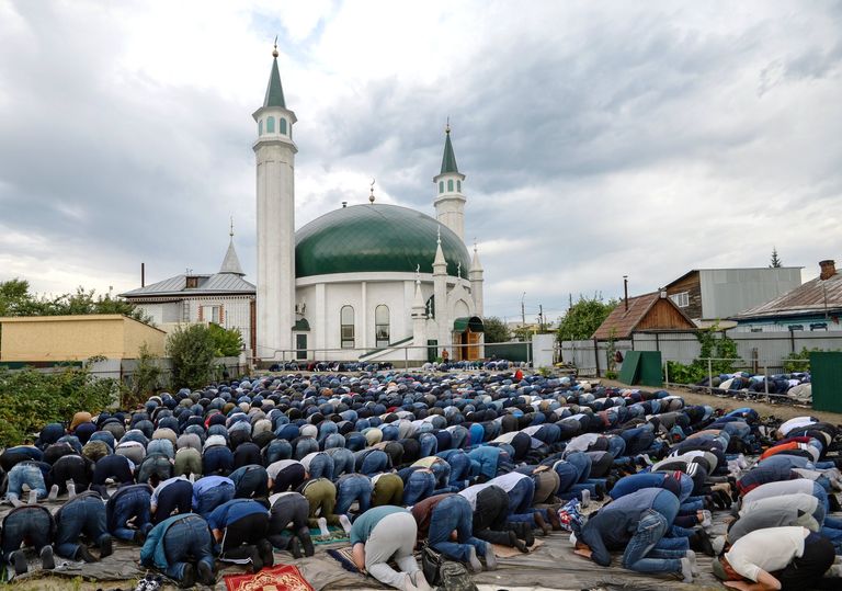 Верующие на намазе в праздник Курбан-байрам во дворе возле Соборной мечети Барнаула Верующие на намазе в праздник Курбан-байрам во дворе возле Соборной мечети Барнаула
