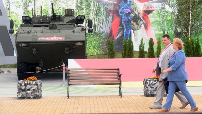 Посетители на выставке «Армия России – завтра» в рамках IV Международного военно-технического форума Армия-2018 в Кубинке Посетители на выставке «Армия России – завтра» в рамках IV Международного военно-технического форума Армия-2018 в Кубинке