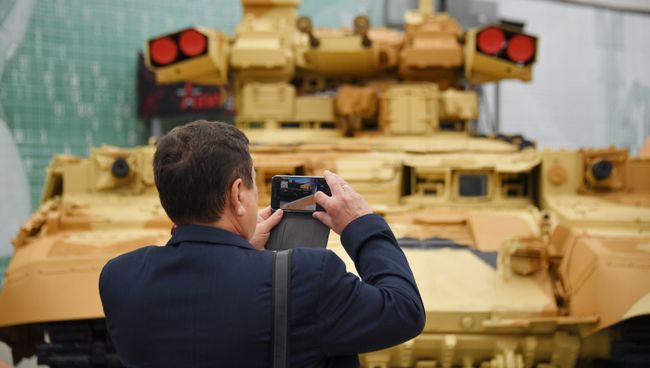 Посетитель на выставке Армия России – завтра в рамках IV Международного военно-технического форума Армия-2018 в Кубинке Посетитель на выставке Армия России – завтра в рамках IV Международного военно-технического форума Армия-2018 в Кубинке