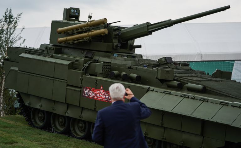Перспективная российская боевая бронированная машина на базе универсальной гусеничной платформы Армата Т-15 на форуме Армия-2018 в Кубинке