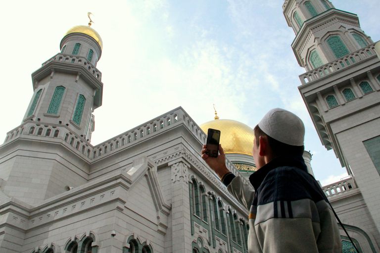 Мусульманин фотографирует Московскую соборную мечеть в день Курбан-байрама. 21 августа 2018