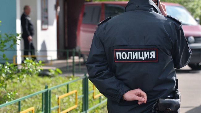 Сотрудник полиции на месте преступления Сотрудник полиции на месте преступления
