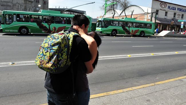 Молодая пара целуется в Мехико Молодая пара целуется в Мехико