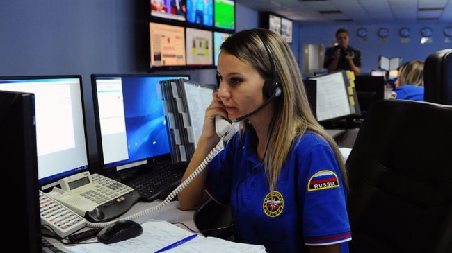 Сотрудница службы оперативного обеспечения диспетчерской связи Центра управления в кризисных ситуациях Главного управления МЧС России