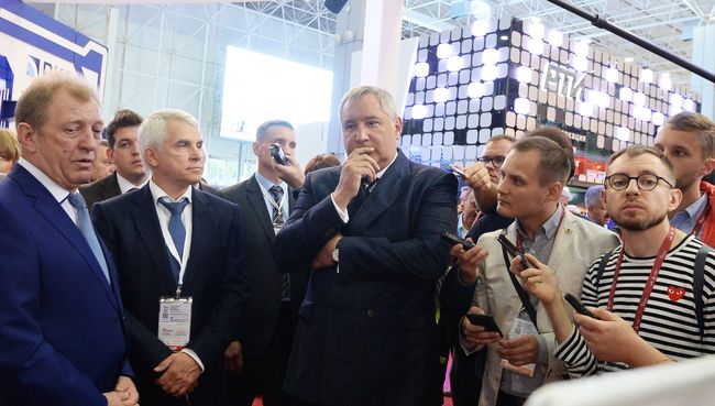 Генеральный директор ГК Роскосмос Дмитрий Рогозин на IV Международном военно-техническом форуме Армия-2018 в Кубинке. 22 августа 2018 Генеральный директор ГК Роскосмос Дмитрий Рогозин на IV Международном военно-техническом форуме Армия-2018 в Кубинке. 22 августа 2018