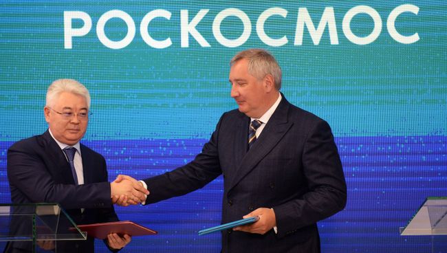 Министр оборонной и аэрокосмической промышленности Республики Казахстан Бейбут Атамкулов и генеральный директор ГК Роскосмос Дмитрий Рогозин на форуме Армия-2018 Министр оборонной и аэрокосмической промышленности Республики Казахстан Бейбут Атамкулов и генеральный директор ГК Роскосмос Дмитрий Рогозин на форуме Армия-2018