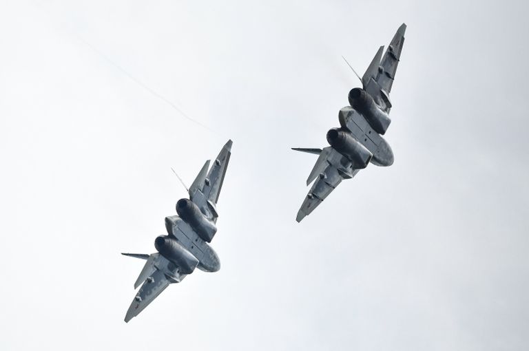 Многофункциональные истребители Су-57 во время демонстрационных полетов в рамках Международного военно-технического форума Армия-2018