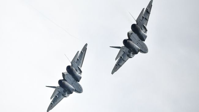 Многофункциональные истребители Су-57 во время демонстрационных полетов в рамках Международного военно-технического форума Армия-2018 Многофункциональные истребители Су-57 во время демонстрационных полетов в рамках Международного военно-технического форума Армия-2018