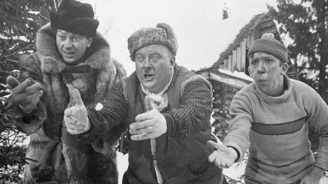 Народный артист СССР Юрий Никулин в роли Балбеса, артист Евгений Моргунов в роли Бывалого и народный артист РСФСР Георгий Вицин в роли Труса в фильме Самогонщики 