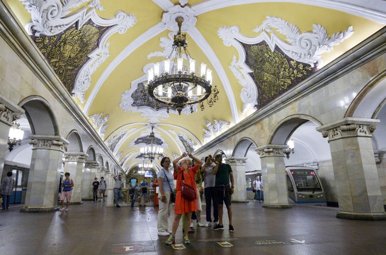 Туристы на станции Комсомольская кольцевой линии Московского метрополитена Туристы на станции Комсомольская кольцевой линии Московского метрополитена