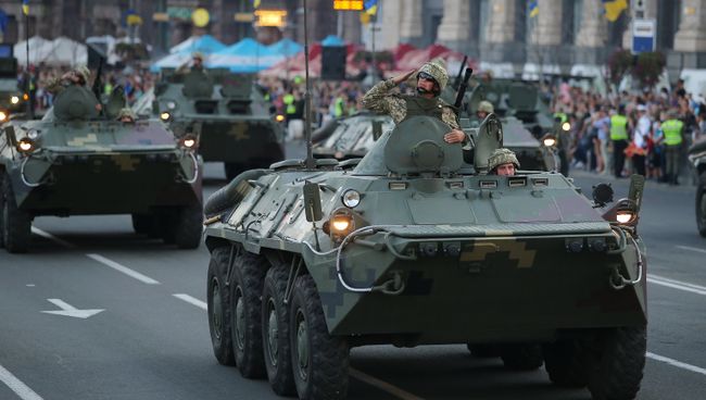 БТР на генеральной репетиции военного парада в честь 27-ой годовщины Независимости Украины в центре Киева БТР на генеральной репетиции военного парада в честь 27-ой годовщины Независимости Украины в центре Киева