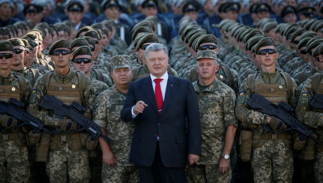 Президент Украины Петр Порошенко с военнослужащими во время репетиции военного парада в Киеве. 22 августа 2018