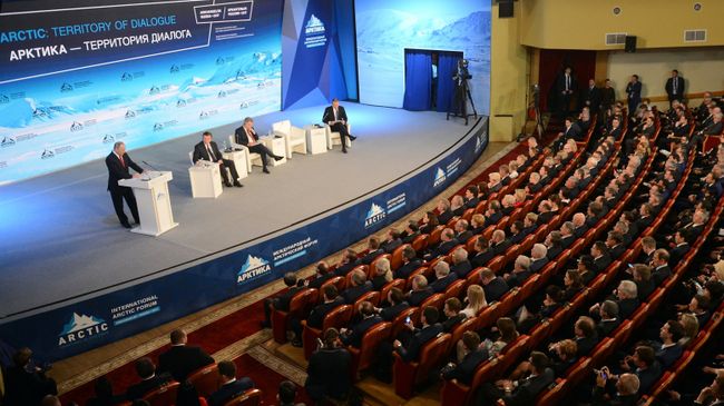 Президент РФ Владимир Путин выступает на Международном арктическом форуме Арктика - территория диалога в Архангельске Президент РФ Владимир Путин выступает на Международном арктическом форуме Арктика - территория диалога в Архангельске