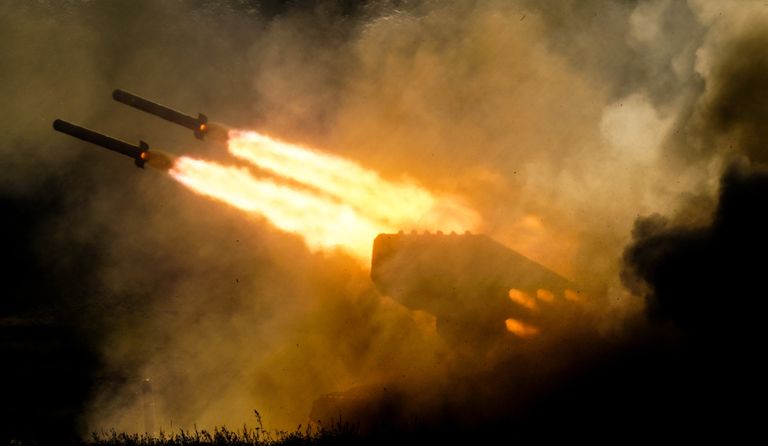 Тяжелая огнеметная система залпового огня ТОС-1а Солнцепек во время динамической экспозиции на выставке Армия России – завтра в рамках IV Международного военно-технического форума Армия-2018 в Кубинке Тяжелая огнеметная система залпового огня ТОС-1а Солнцепек во время динамической экспозиции на выставке Армия России – завтра в рамках IV Международного военно-технического форума Армия-2018 в Кубинке