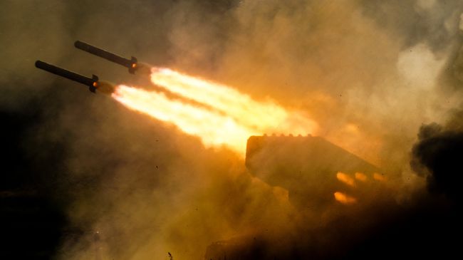 Тяжелая огнемётная система залпового огня ТОС-1а Солнцепек во время динамической экспозиции