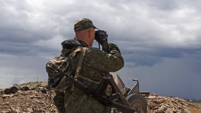 Военнослужащий Народной милиции ЛНР на позициях у линии соприкосновения в Донбассе. Архивное фото Военнослужащий Народной милиции ЛНР на позициях у линии соприкосновения в Донбассе. Архивное фото