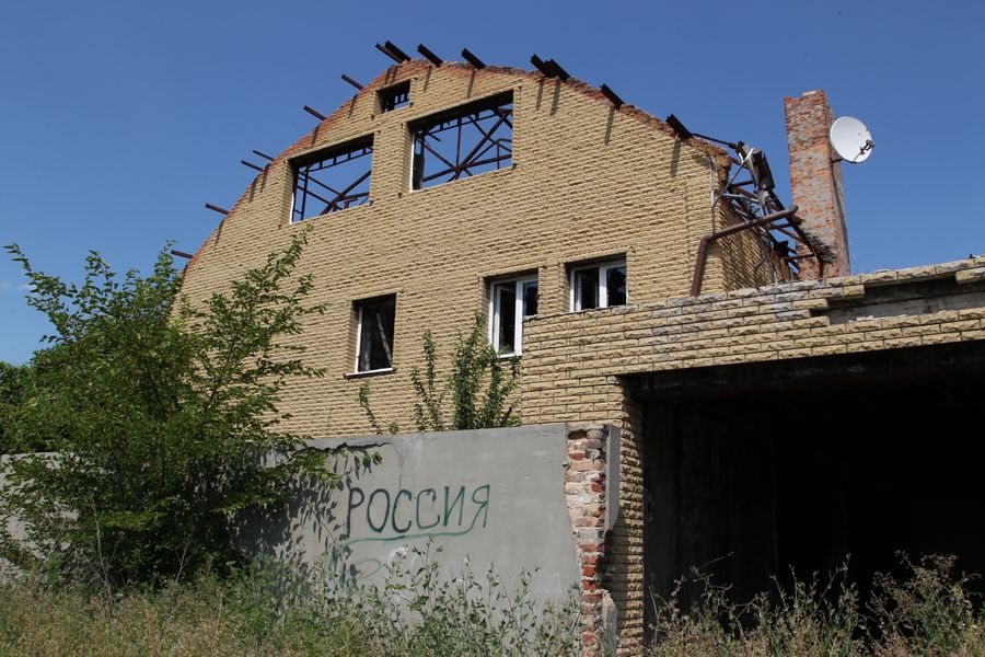 Разрушенный дом в поселке Веселое Разрушенный дом в поселке Веселое