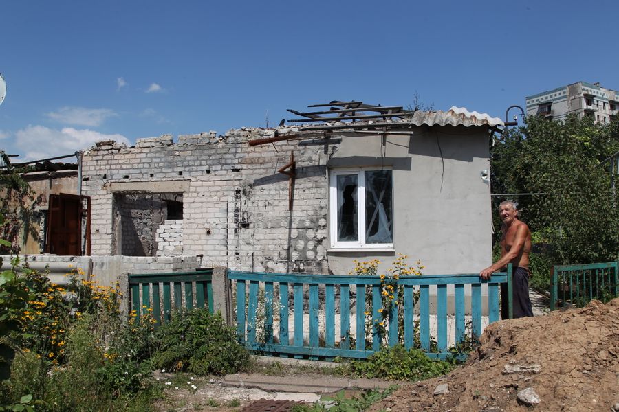 Разрушенный дом в поселке Веселое Разрушенный дом в поселке Веселое