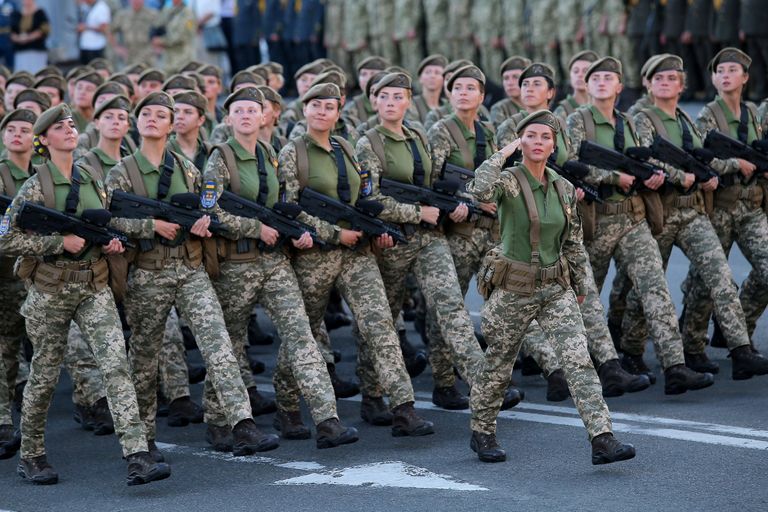 Военнослужащие на генеральной репетиции военного парада в честь 27-ой годовщины Независимости Украины в центре Киева Военнослужащие на генеральной репетиции военного парада в честь 27-ой годовщины Независимости Украины в центре Киева