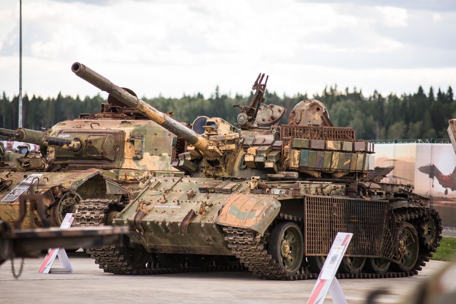 Танк Т-55МВ, увешанный самодельными противокумулятивными экранами и блоками динамической защиты Танк Т-55МВ, увешанный самодельными противокумулятивными экранами и блоками динамической защиты