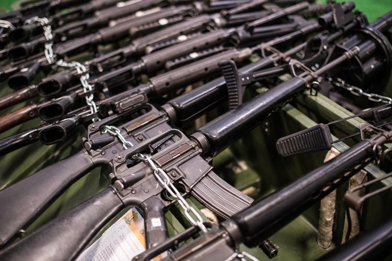 Американские автоматические винтовки M-16 из первых серий, выпущенных в годы Вьетнамской войны Американские автоматические винтовки M-16 из первых серий, выпущенных в годы Вьетнамской войны