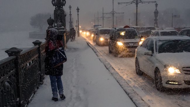 Девушка на Троицком мосту во время снегопада в Санкт-Петербурге Девушка на Троицком мосту во время снегопада в Санкт-Петербурге