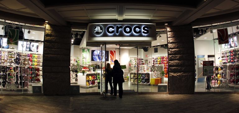 Покупатели у входа в магазин Crocs в Бостоне Покупатели у входа в магазин Crocs в Бостоне