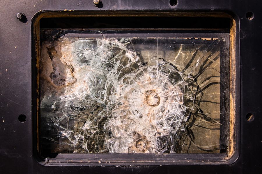 Последствия попадания снаряда в бронестекло автомобиля Hummer Последствия попадания снаряда в бронестекло автомобиля Hummer