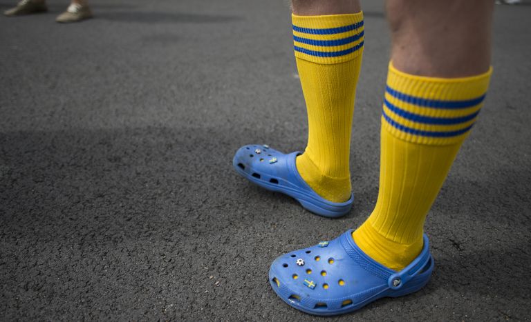 Болельщики сборной Швеции в сабо Crocs Болельщики сборной Швеции в сабо Crocs