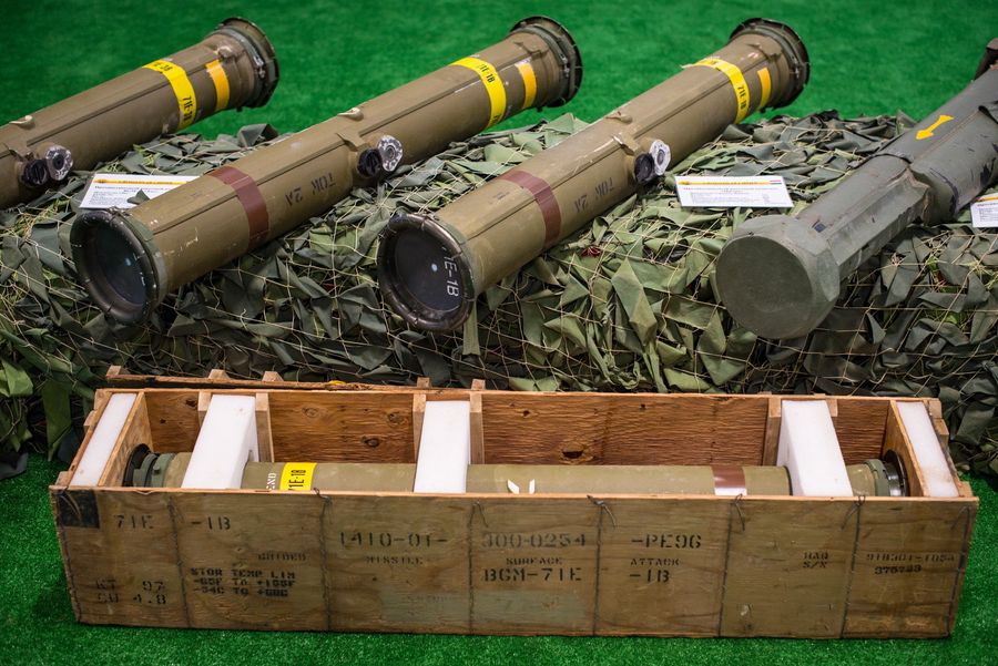 В числе трофеев армии САР - тяжелые американские ПТРК TOW-2A. Некоторые - в заводской в упаковке В числе трофеев армии САР - тяжелые американские ПТРК TOW-2A. Некоторые - в заводской в упаковке