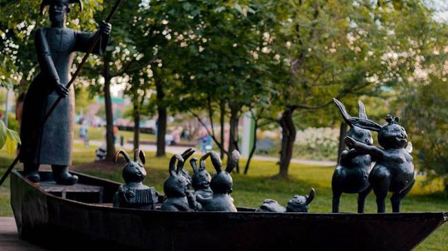 Скульптурная композиция Дед Мазай и зайцы в парке искусств Музеон в Москве Скульптурная композиция Дед Мазай и зайцы в парке искусств Музеон в Москве