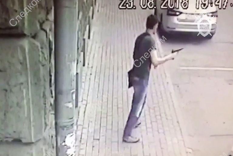 Мужчина, напавший на полицейских в Москве, на стоп-кадре записи камеры видеонаблюдения Мужчина, напавший на полицейских в Москве, на стоп-кадре записи камеры видеонаблюдения