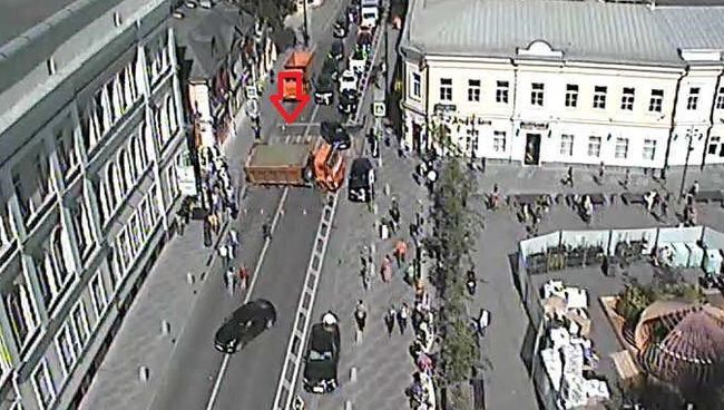 Провал участка дороги на улице Большая Ордынка в Москве. 24 августа 2018
