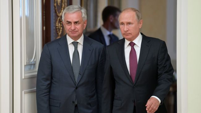 Президент РФ Владимир Путин и президент Республики Абхазия Рауль Хаджимба во время встречи Президент РФ Владимир Путин и президент Республики Абхазия Рауль Хаджимба во время встречи