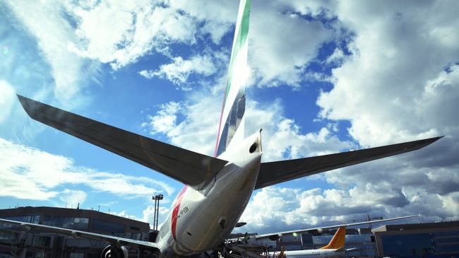 Самолет Boeing 777 авиакомпании Emirates в аэропорту Домодедово
